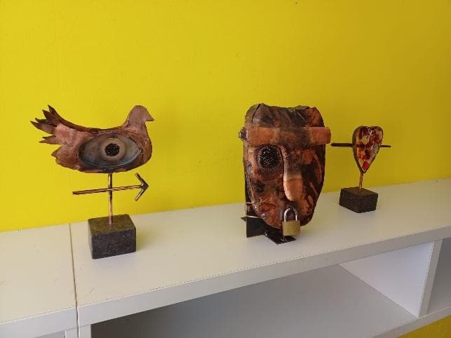 Ogen Vooruit, De Vertrouweling en Rechtdoor tegen een gele muur bij Kunst in de Bieb