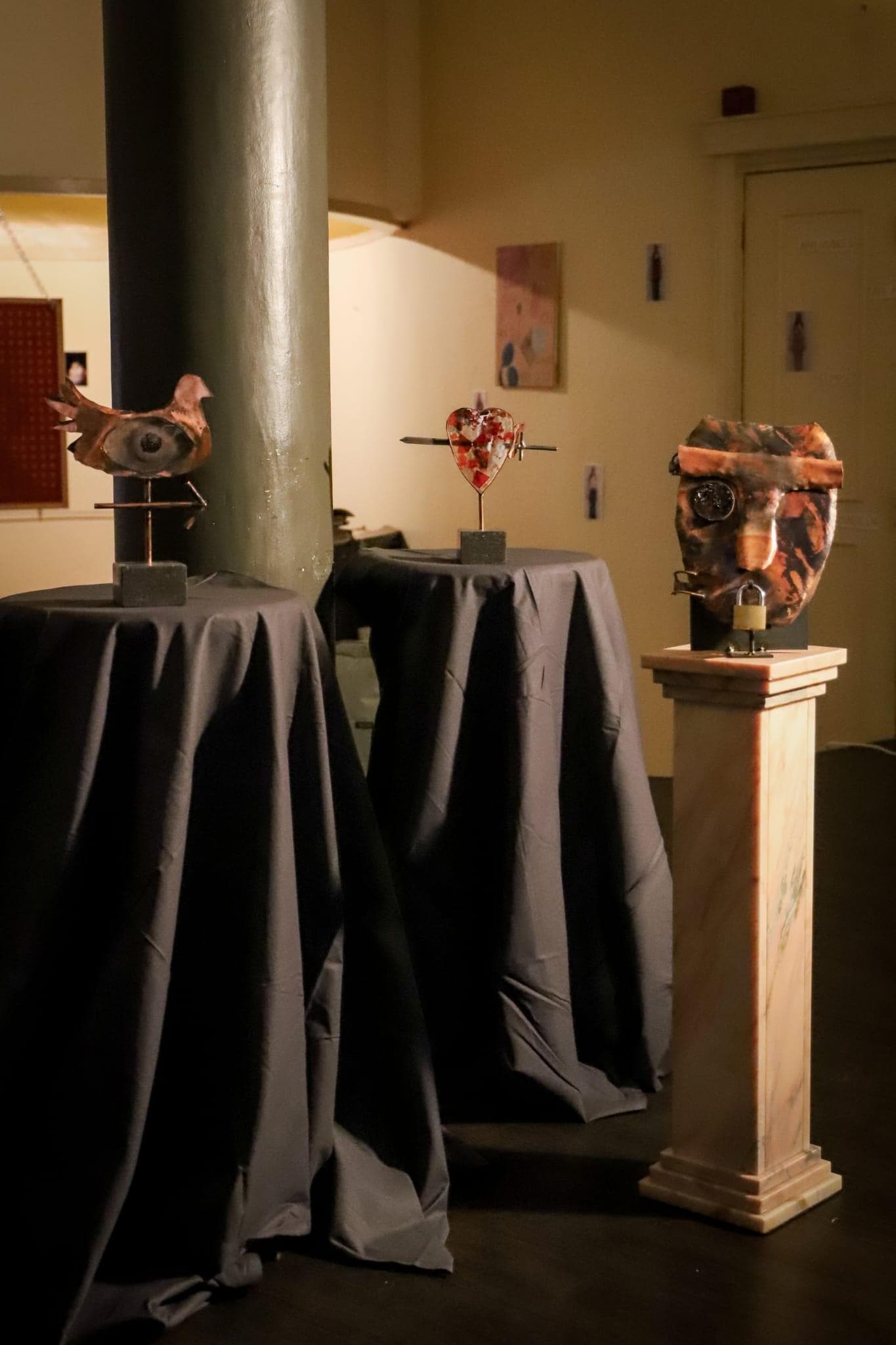 Drie beelden opgesteld op sokkels tijdens expositie Elephant in the Room